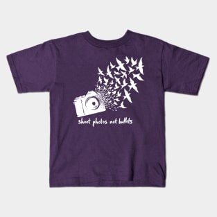 Shoot photos not bullets - Camera Kids T-Shirt